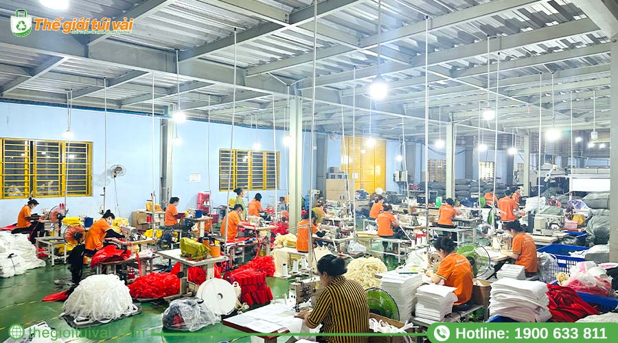 Đội ngũ công nhân may lành nghề tại nhà máy Thế Giới Túi Vải Đội ngũ công nhân may lành nghề tại nhà máy Thế Giới Túi Vải