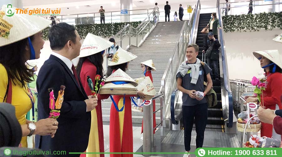 Tổ chức lễ đón tiếp thân thiện, chu đáo Tổ chức lễ đón tiếp thân thiện, chu đáo