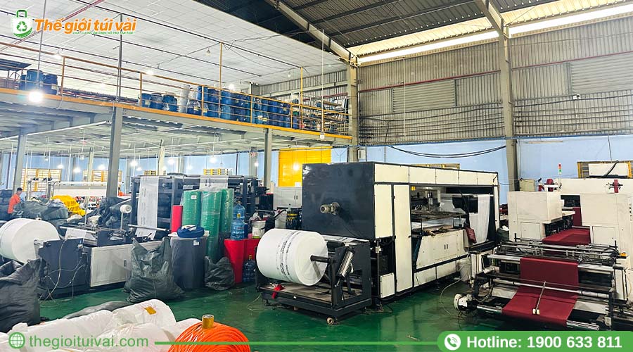 Dây chuyền sản xuất hiện đại tại nhà máy Thế Giới Túi Vải