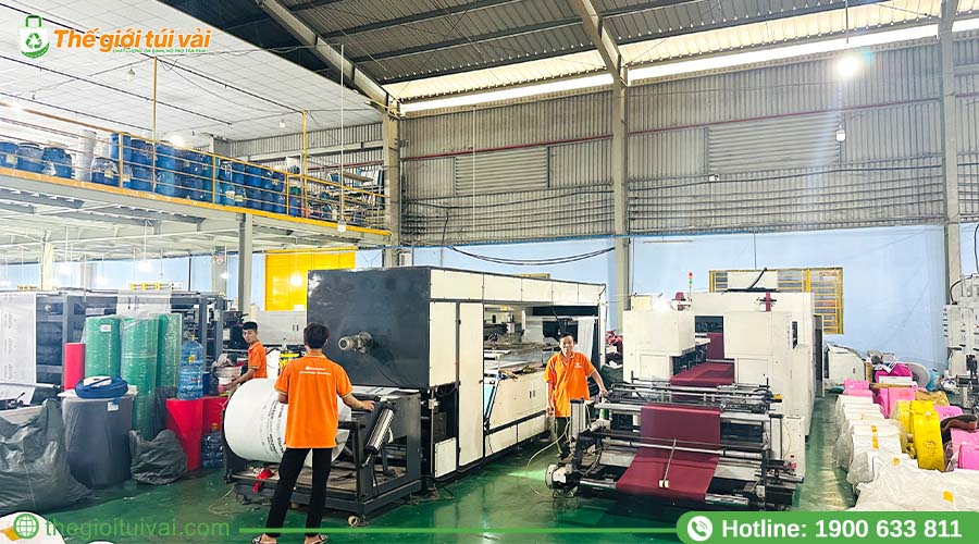 Nhân viên kỹ thuật kiểm tra vải tại nhà máy Thế Giới Túi Vải Nhân viên kỹ thuật kiểm tra vải tại nhà máy Thế Giới Túi Vải