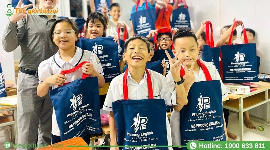 Thông tin trung tâm tiếng Anh được in trên túi canvas dạng dẹp Thông tin trung tâm tiếng Anh được in trên túi canvas dạng dẹp