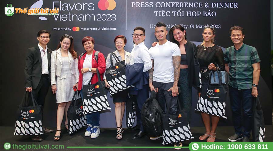 Túi xách bao bố được khách đeo trong sự kiện Túi xách bao bố được khách đeo trong sự kiện