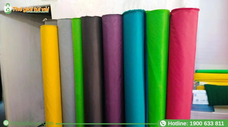 Vải dù được đóng thành từng cuộn dễ dàng vận chuyển Vải dù được đóng thành từng cuộn dễ dàng vận chuyển
