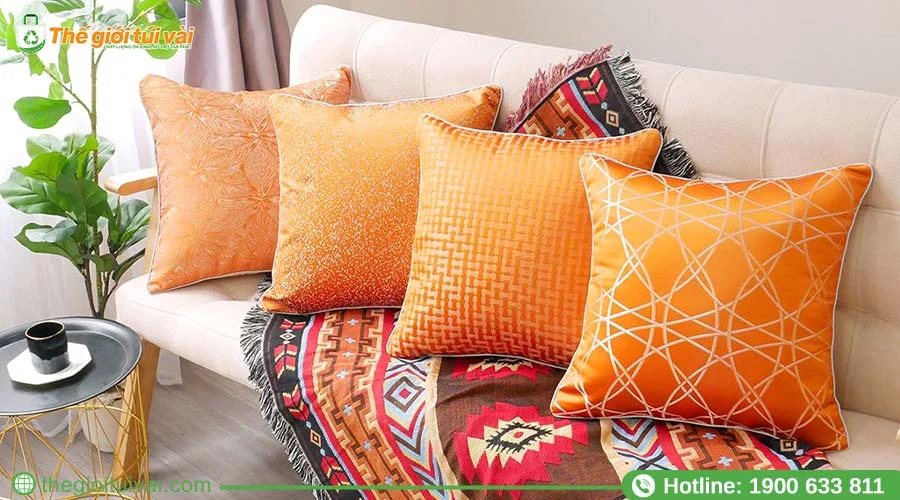 Vỏ gối với họa tiết trang trí độc đáo làm điểm nhấn cho ghế sofa