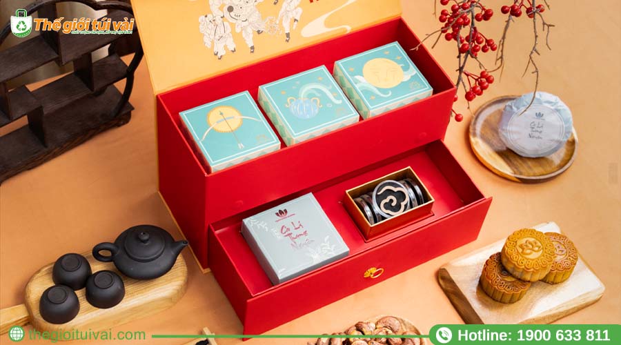 Bộ bánh Trung thu kèm thiệp và quà tặng nhỏ Bộ bánh Trung thu kèm thiệp và quà tặng nhỏ